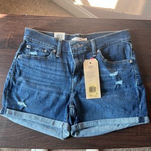 NWT Levi’s Mid-Length Shorts Size 8
